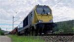 Mit Diesel unter Fahrdraht -     Eine 264 Maxima 40 CC vor einem Güterzug auf der Filsbahn bei Urspring.