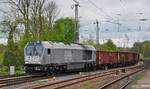Die Voith Maxima 40 CC 264 002-7 der EBH (Eisenbahn- und Hafenbetriebsgesellschaft Region Osnabrück mbH) zieht am 17.04.2024 einen Güterzug durch den Osnabrücker Hauptbahnhof.