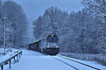 EHB Maxima CC40 hat hier am 16.2.2026 um 8.40 Uhr gerade die Steigung am Augustaschacht in Hasbergen-Ohrbeck erklommen und ist mit ihrem Schrottzug auf dem Weg zum Stahlwerk in Georgsmarienhütte.