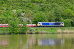 Lokportrait von 264 003 Stock Transport mit einem Betonteilezug bei Karlstadt Richtung W�rzburg, 07.05.2022