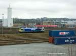 Blick vom ggü. liegenden Treppenhaus aus die eine Seite vor dem Bw in Hof Hbf. Maxima 264008 kommt grade vom Tanken zurück und setzt sich gleich vor den Zwiebelzug Richtung Regensburg der wenige Minuten später den Bahnhof verlassen wird... Hinten ein 628.4 und die Köf III Werklok des Werks (Bw) Hof.