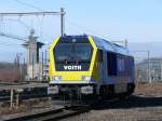 Whrend auf der anderen Seite des Bahnhofs Montzen die alten Loks der Serie 51 dahinrosten, steht neuerdings fters an Wochenenden die neue Voith Maxima 40CC ( 264 013-4 ) hier geparkt. Aufgenommen am 06/02/2010.