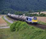 Die Stock Maxima 264 003 mit Kesselwagenzug in Fahrtrichtung Süden.