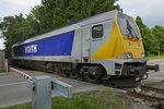 Ganz schön lang, die Voith Maxima 40 CC. 1264 003-5 D - STOCK auf Rangierfahrt, um den letzten leeren Wagen von einem Entladegleis der Glasfabrik zu holen und zu den anderen bereitgestellten Wagen zu schieben. Bad Wurzach, 15.07.2016.