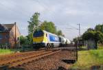 In Osterath am Bahnübergang Viehgasse fährt gerade die Voith 264 001-9 am Sonntag den 2.9.2012 mit einem Zemetwagenzug durch den Gleisbogen in Richtung Krefeld.