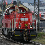 Die Diesellokomotive 265 024-0 auf Solofahrt, so gesehen Ende April 2021 in Wuppertal-Unterbarmen.