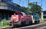 DB Cargo AG, Mainz mit ihrer  265 014-1  (NVR:  92 80 1265 014-1 D-DB ) und der angemieteten Railsystems RP GmbH Lok  295 041-8  (NVR:  98 80 3295 041-8 D-RPRS ) am Haken am 13.06.23 Vorbeifahrt