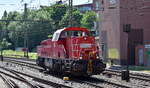 DB Cargo AG, Mainz mit ihrer  265 017-4  (NVR:  92 80 1265 017-4 D-DB ) am 13.06.23 Vorbeifahrt Bahnhof Hamburg-Harburg.