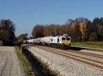 Die 247 060 mit einem Kesselzug und die 077 024 Lz am 06.11.2020 unterwegs bei Tüßling.