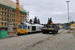 ECR 266 429-0 steht neben einem Bundeswehr Panzer, welcher nach erfolgter Beladung des Zuges wieder in die Kaserne zurück fährt.