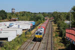 266 447-2 befindet sich auf am Nachmittag des 08.08.2026 auf dem Weg zu HKM nach Duisburg, hier aufgenommen in Duisburg-Hochfeld S�d. Der Zug �berraschte mich etwas, ich kann gerade erst wieder an der Fotostelle an. Deshalb fehlte mir leider die Zeit mich noch etwas besser zu positionieren. Trotzdem gef�llt mir das Bild im gro�en und ganzen, zumal es der einzige Zug war, der in die  richtige  Richtung fuhr.