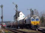 247 045-8(EuroCargoRail) kann nach lngerer Wartezeit im Bhf. Alttting, aufgrund der Kreuzung mit 628-557 als RB27167, mit seinen Kesselwagen die Fahrt Richtung Mhldorf/Oberbay fortsetzen;110328