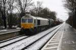 Bei Nieselregen durchfuhr am 08.01.12 die Mhldorfer 247 049-0 mit ihrem gemischten Gterzug den Bahnhof Poing Richtung der Stadt am Inn.