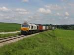 Die 247 047 mit einem Containerzug am 07.06.2013 unterwegs bei Egglkofen.