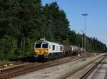 Die 247 051 mit einem Güterzug am 08.08.2014 bei der Ausfahrt aus Kastl.