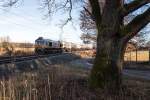 Trotz strahlenden Sonnenscheines waren am 05.12.15 die Lichtbedingungen am Rande des Wildparks Poing schwierig, um 247 044-1 mit ihrem samstäglichen Gaskesselzug zu fotografieren.