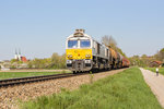 247 052-4 ist mit einem kurzen, gemischten Güterzug von Burghausen in Richtung Mühldorf unterwegs.