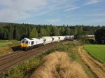 Die 266 442 mit einem Zementzug am 28.08.2016 unterwegs bei Oberteich.