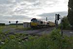 Eine Class 66 von Crossrail nähert sich hier dem BÜ Lerchenfeldstraße in Anrath auf ihrem Weg nach Aachen West. Samstag 24.6.2017 gegen 6:56 Uhr. 