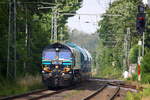Die Class 66 513-10 von Lineas  kommt aus Richtung Mönchengladbach-Hbf,Rheydt-Hbf,Wickrath,Beckrath,Herrath,,Erkelenz,Baal,Hückelhoven-Baal,Brachelen,Lindern,Süggerrath mit einem