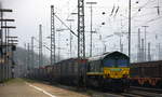 Die Class 66 266 031-4 von Railtraxx  steht in Aachen-West mit einem langen Containerzug von Aachen-West nach Belgien.