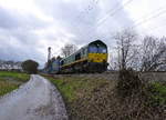 Die Class 66 PB15 von Crossrail  kommt die Gemmenicher-Rampe herunter nach Aachen-West mit einem LKW-Zug aus Belgien nach Italien.
Aufgenommen an der Montzenroute am Gemmenicher-Weg. 
Bei Sonne und Wolken am Kalten Nachmittag vom 11.2.2018. 