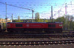 Die Class 66 DE6308  Anja  von Crossrail fährt mit viel Dieselpower mit einem Güterzug aus Italien nach Belgien bei der Ausfahrt aus Aachen-West und fährt in Richtung Montzen/Belgien. Aufgenommen vom Bahnsteig in Aachen-West. 
Bei Sommerwetter am 19 April 2018. 
Aufgenommen am Morgen vom 19.4.2018. 