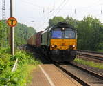 Die Class 66 DE6306 von Crossrail kommt als Umleiter aus Richtung Aachen-West,Laurensberg,Richterich mit einem MSC-Containerzug aus Antwerpen-Krommenhoek(B) nach Germersheim(D) und fährt durch Kohlscheid in Richtung Herzogenrath,Mönchengladbach. Aufgenommen vom Bahnsteig 1 in Kohlscheid.
Bei Sonne und Wolken am Abend vom 12.6.2018.