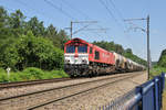 Die rote 266 017 alias PB12 von Crossrail mit einem Kesselzug im Gemmenicher Wald Richtung Visé. Aufnahme vom 28/06/2018.