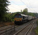 Die Class 66 266 118-9 von Railtraxx kommt mit Viel Dieselpower mit einem Containerzug aus Köln-Eifeltor(D) nach Genk-Haven(B) und kommt aus Köln-Süd,Köln-West,Köln-Ehrenfeld,Kerpen,Horrem,Buir,Merzenich,Düren,Langerwehe,Eschweiler-Hbf,Stolberg-Hbf(Rheinland) und fährt durch Aachen-Eilendorf in Richtung Aachen-Rothe-Erde,Aachen-Hbf,Aachen-Schanz,Aachen-West. Aufgenommen vom Bahnsteig 2 in Aachen-Eilendorf. Bei Sonne und Regenwolken am Nachmittag vom 12.7.2018.