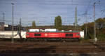 Die Class 66 DE6308  Anja  von Crossrail  fährt mit viel Dieselpower mit einem Silozug aus Augsburg (D) nach Herentals(B) bei der Ausfahrt aus Aachen-West in Richtung Montzen/Belgien. Aufgenommen vom Bahnsteig in Aachen-West. 
Bei schönem Herbstwetter am Nachmittag vom 12.10.2018.