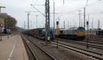 Die Class 66 DE6307 von Crossrail steht in Aachen-West mit einem Güterzug.