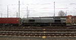 Die Class 66 DE6306 von Crossrail steht in Aachen-West mit einem langen MSC-Containerzug aus Antwerpen-Krommenhoek(B) nach Germersheim(D).