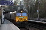 Die Class 66 266 035-5 von Railtraxx kommt mit viel Dieselpower aus Richtung Köln,Aachen-Hbf und fährt durch Aachen-Schanz mit einem Containerzug aus Köln-Eifeltor(D) nach Genk-Haven(B) und fährt in Richtung Aachen-West. 
Aufgenommen vom Bahnsteig von Aachen-Schanz. 
In der Abenddämmerung am Abend vom 22.3.2019.