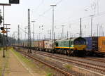 Die Class 66 266 024-9 von Railtraxx steht in Aachen-West mit einem langen Containerzug aus Köln-Eifeltor(D) nach Genk-Haven(B) und wartet auf die Abfahrt nach Belgien.