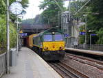 Die Class 66 PB14 von Crossrail kommt aus Richtung Köln,Aachen-Hbf und fährt durch Aachen-Schanz mit einem langen MSC-Containerzug aus Germersheim(D) nach Antwerpen-Krommenhoek(B) und fährt in Richtung Aachen-West. 
Aufgenommen vom Bahnsteig von Aachen-Schanz. 
Bei Sommerwetter am Abend vom 2.7.2019.