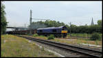 Class66 PB 13 fährt hier am 11.7.2019 um 9.41 Uhr in Hasbergen mit einem Leerzug zum Hafen Osnabrück ab.