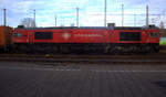 Die Class 66 DE6310  Griet  von Crossrail steht in Aachen-West mit einem Containerzug aus Priort(D) nach Bierset(B).