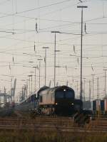 Immerwieder ein toller Anblick,wenn ein Ganzzug zur Abfahrt ,im Rbf Hamburg Sd,bereit steht.Hier war es,am15.10.07,der Granulat-bomber von HHPI mit 29002 an der Spitze.Im Hintergrund hat soeben eine 295 den letzten Ablauf ber den Berg geschoben.