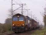 Aus Richtung Niederlande kommend rauscht diese Class 66 auf den Bahnhof Dlken zu.