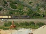 Eine Class66 der Rail4Chem ist mit einem Gterzug auf der Rechten Rheinseite unterwegs nach Sden.Der Zug hat gerade den Loreleytunnel verlassen.10.5.08