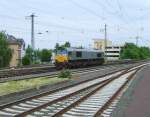 Class 66 P818 von DLC fhrt solo durch Frankfurt-Hchst am 21.05.08