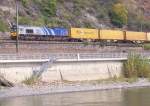 Class 66 der ERS mit P&O-Containerzug in die Niederlande am 20.10.2004 bei Boppard am Rhein, Strecke Wiesbaden - Kln.