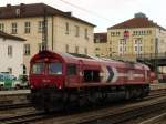 Aus Fehlern lernt man. Ich blieb auf Gleis 1 und da kahm die Entschdigung . Class 66 DE 61 im Besitz der HGK (was unschwer erkennbar ist, hier als Lokportrait). ( 20.03.2010, Regensburg) 