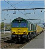 Die Class 66 PB 02 von Ascendos Rail Leasing Sarl hat am 24.04.10 den Hafen von Antwerpen verlassen und zieht ihren Containerzug durch die Haltestelle Antwerpen Noorderdokken. (Hans) 