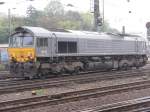 Die Class 66 PB19 rangiert in Aachen-West.
