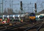 Class66 DE 6302 von Crossrail zieht am 28.03.2011 einen Kesselzug langsam an einer Gleisbaustelle in Aachen West vorbei.