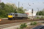 Die Class 66 DE6306 von DLC Railways rangiert in Aachen-West bei Sonne.