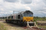 Zwei Class 66 DE6309 von Crossrail und PB15 von Ascendos Rail Leasing stehen abgestellt in Montzen-Gare(B) bei Sonne und Wolken Mix.