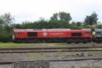 Die Class 66 PB12  Marleen  von Crossrail steht abgestellt in Montzen-Gare(B) bei Sonne.